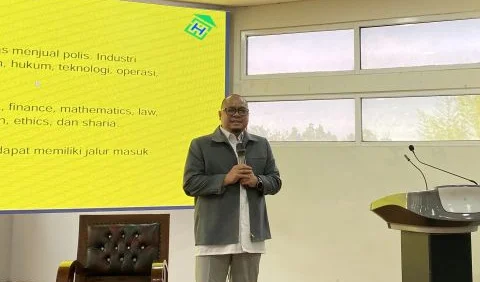 Foto :&nbsp;Erwin Noekman saat menyampaikan materi workshop&nbsp;Sharia Insurance Career Bootcamp di kampus UIN Sultan Maulana Hasanuddin Banten, Senin (10/08/2026).